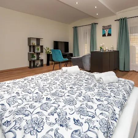 Astoria R92 Two Bedroom アパート